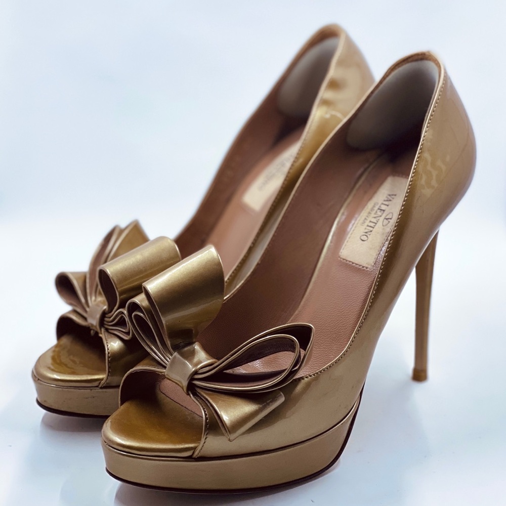 Valentino Garavani Bow Pumps W/COA